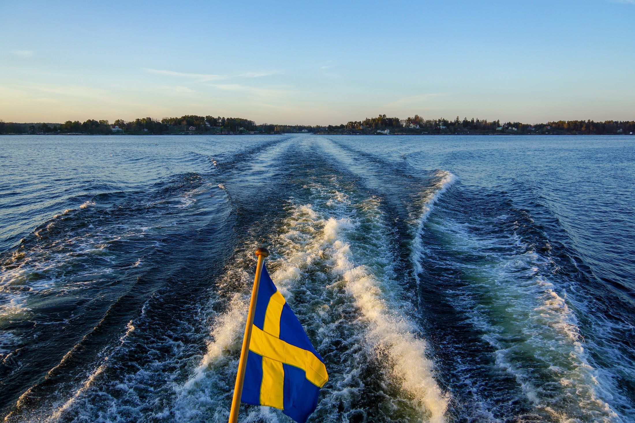 Boot mit schwedischer Flagge auf dem Wasser
