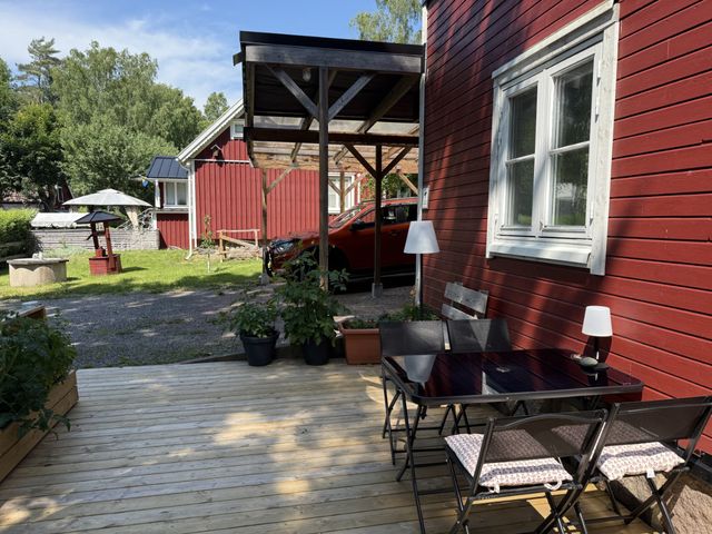 Vordere Terrasse mit Überdachung