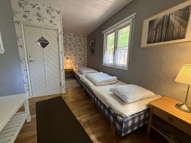 Schlafzimmer mit zwei Betten