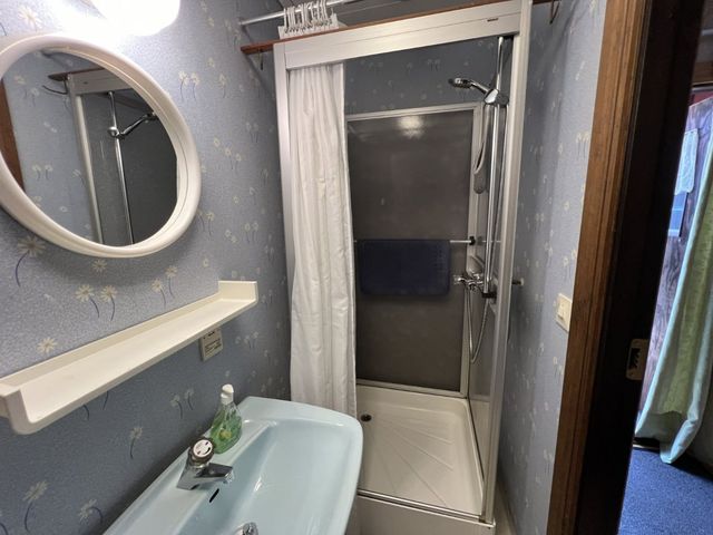 Badezimmer mit Dusche