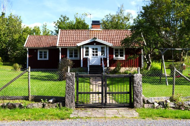 Das Trollhus hinter dem Gartentor